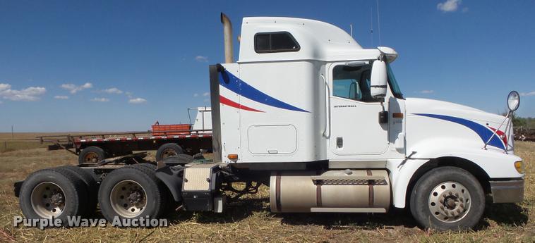 image for item DA4565 2004 International 9400i semi truck