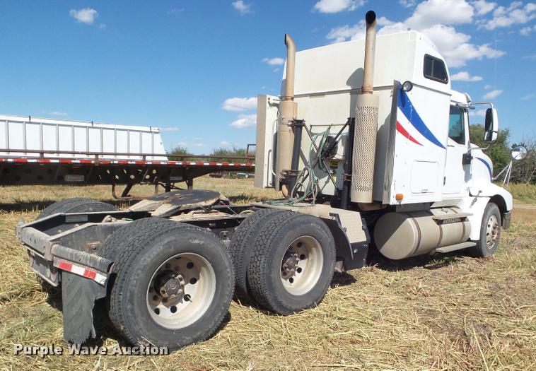 image for item DA4565 2004 International 9400i semi truck