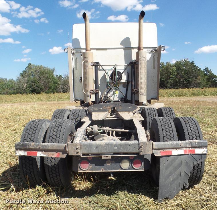 image for item DA4565 2004 International 9400i semi truck