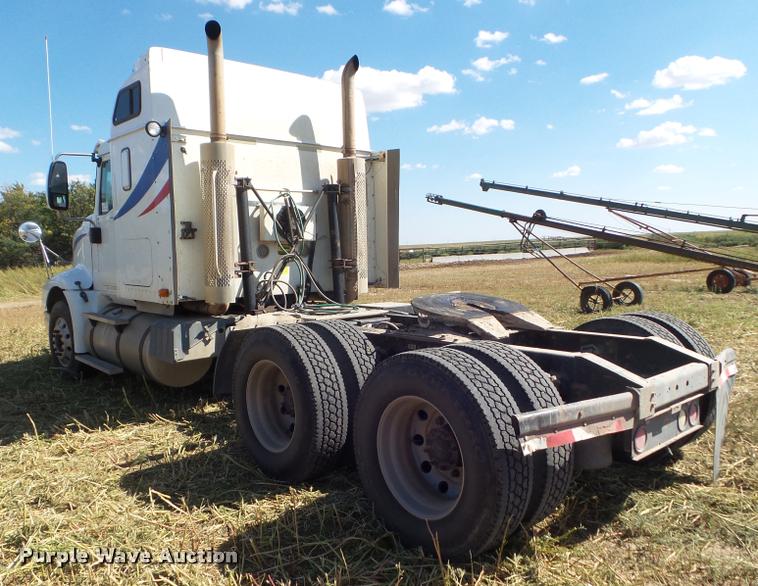 image for item DA4565 2004 International 9400i semi truck