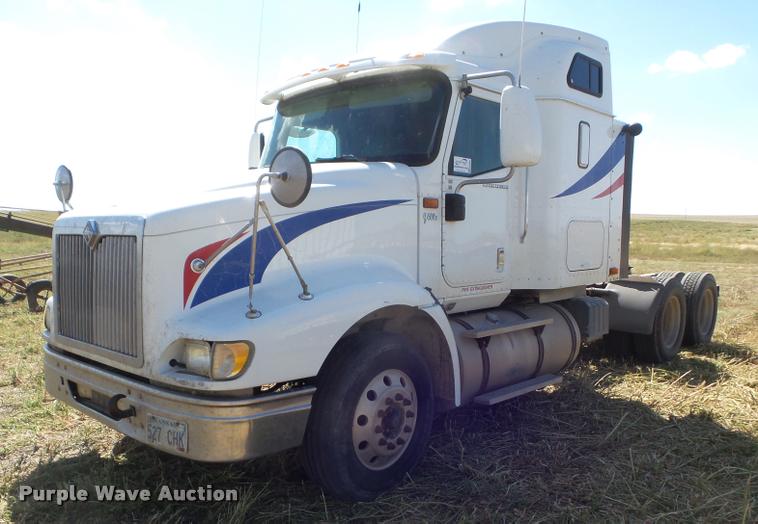 image for item DA4565 2004 International 9400i semi truck