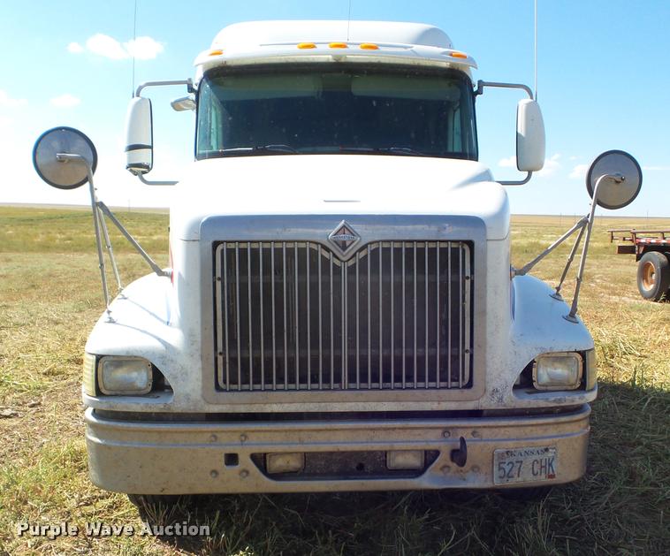 image for item DA4565 2004 International 9400i semi truck