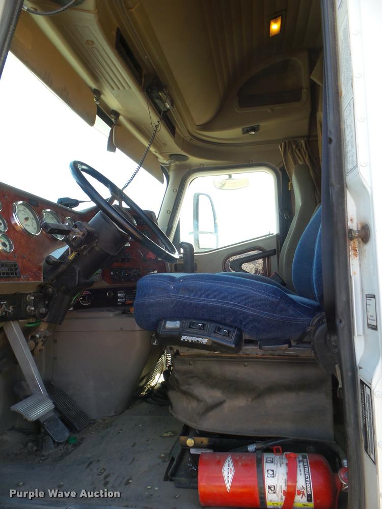 image for item DA4565 2004 International 9400i semi truck