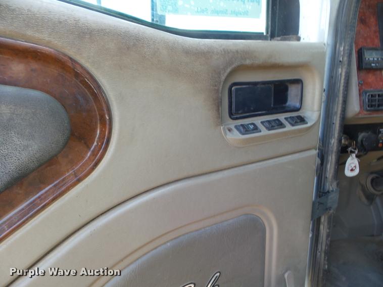 image for item DA4565 2004 International 9400i semi truck