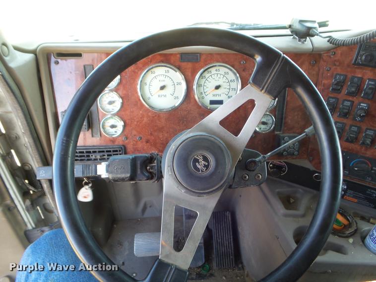 image for item DA4565 2004 International 9400i semi truck