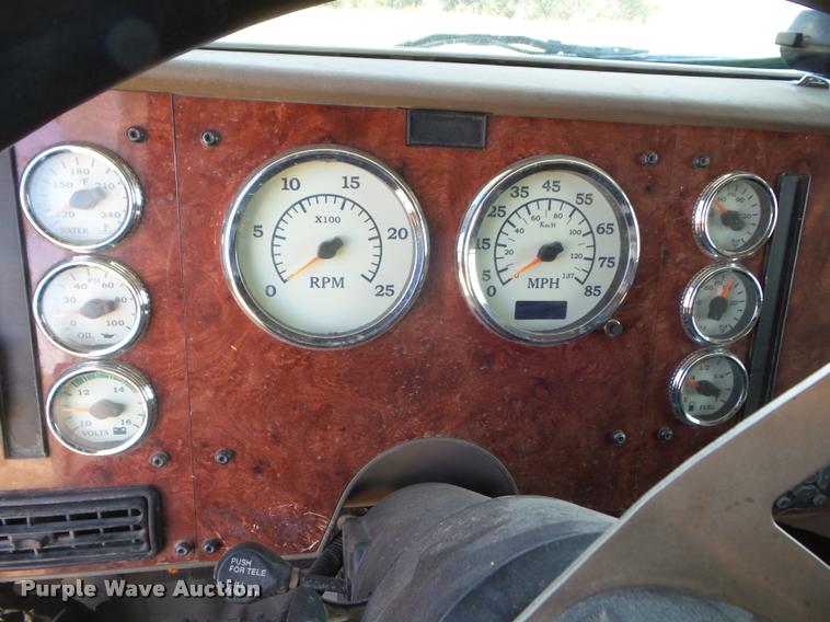 image for item DA4565 2004 International 9400i semi truck