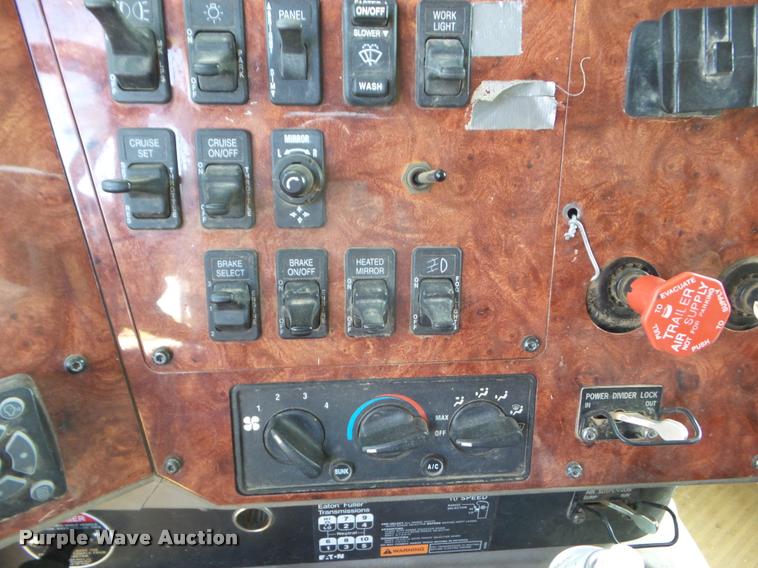 image for item DA4565 2004 International 9400i semi truck