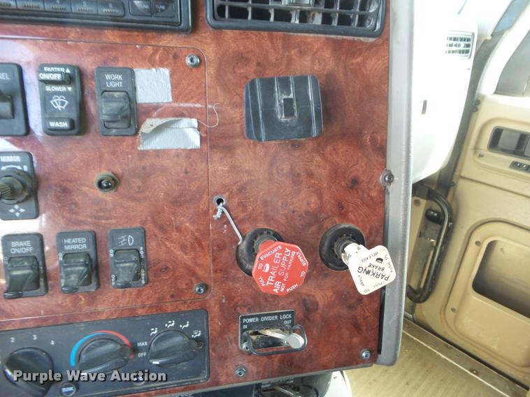 image for item DA4565 2004 International 9400i semi truck