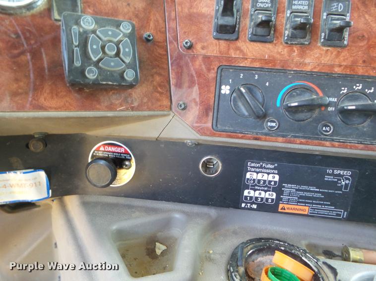 image for item DA4565 2004 International 9400i semi truck