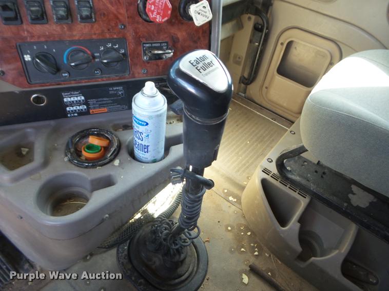 image for item DA4565 2004 International 9400i semi truck