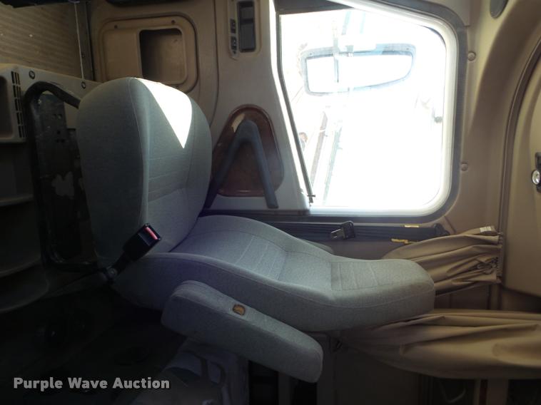 image for item DA4565 2004 International 9400i semi truck