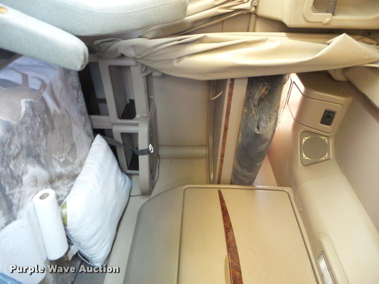 image for item DA4565 2004 International 9400i semi truck