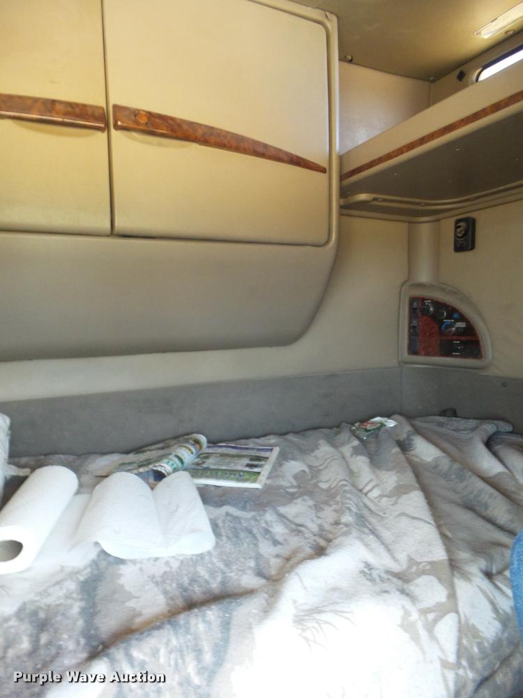 image for item DA4565 2004 International 9400i semi truck