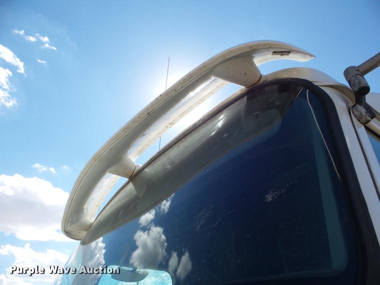 image for item DA4565 2004 International 9400i semi truck