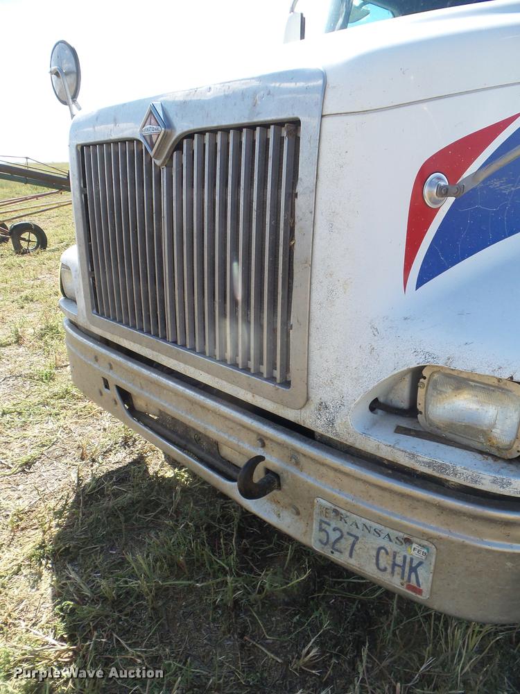 image for item DA4565 2004 International 9400i semi truck