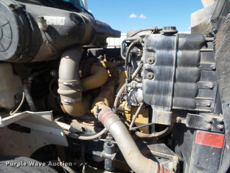 image for item DA4565 2004 International 9400i semi truck