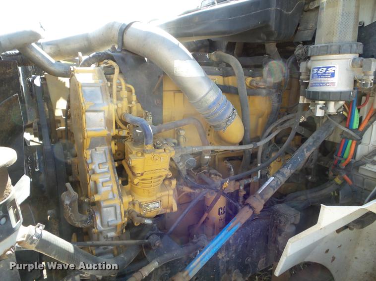 image for item DA4565 2004 International 9400i semi truck