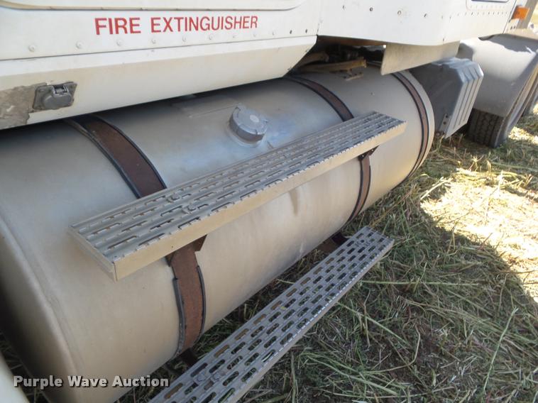 image for item DA4565 2004 International 9400i semi truck