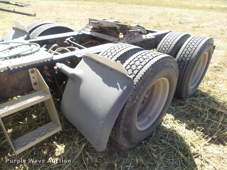 image for item DA4565 2004 International 9400i semi truck