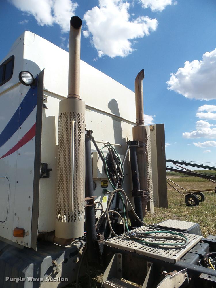 image for item DA4565 2004 International 9400i semi truck