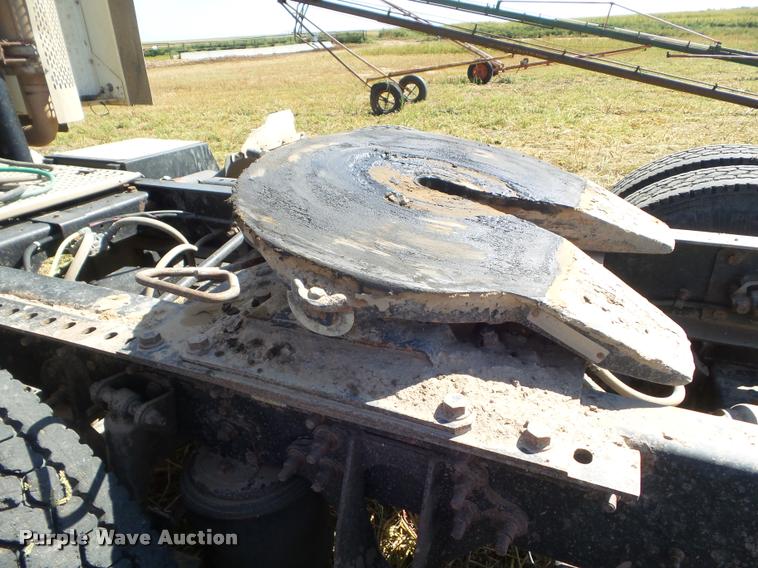 image for item DA4565 2004 International 9400i semi truck