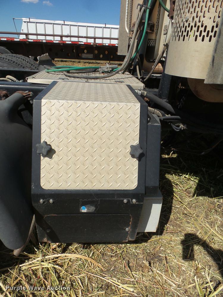 image for item DA4565 2004 International 9400i semi truck