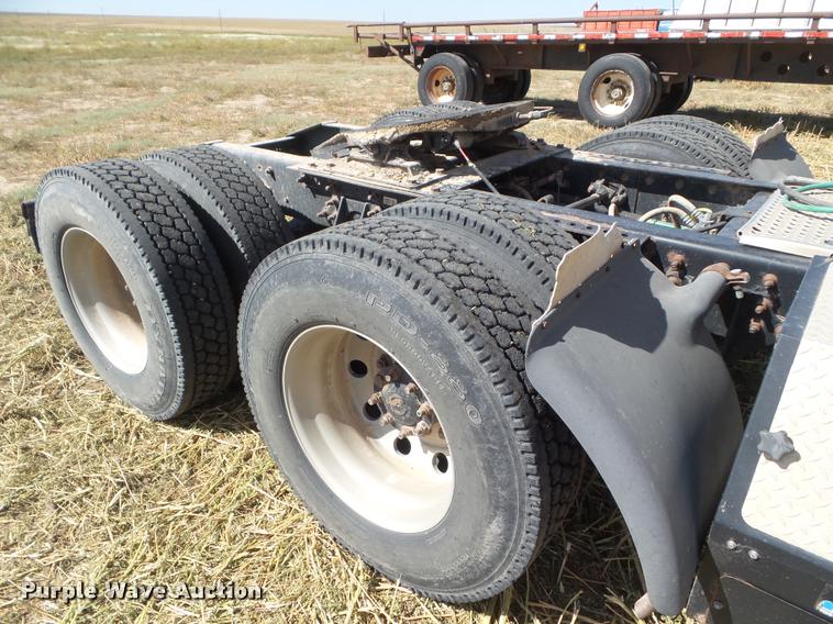 image for item DA4565 2004 International 9400i semi truck