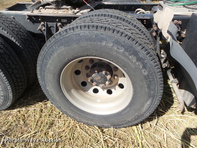 image for item DA4565 2004 International 9400i semi truck