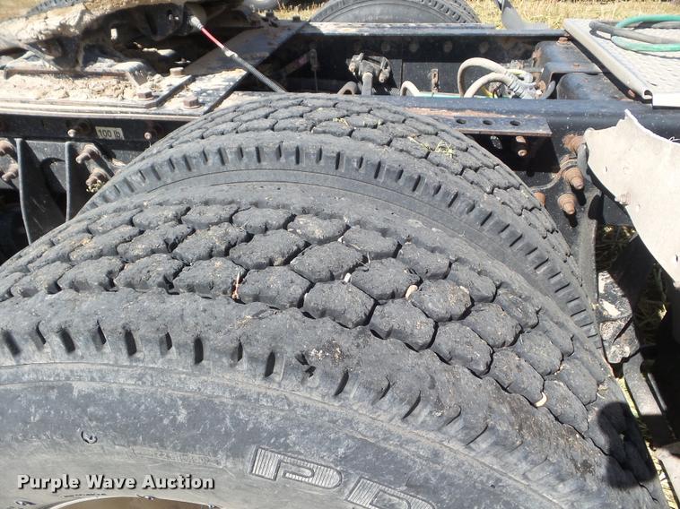 image for item DA4565 2004 International 9400i semi truck