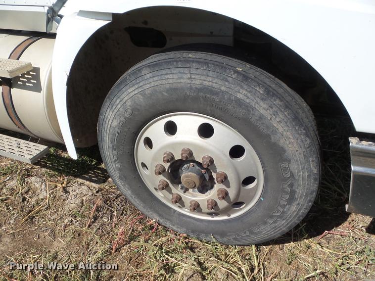 image for item DA4565 2004 International 9400i semi truck