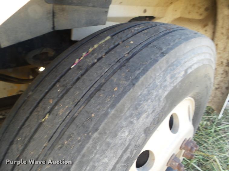 image for item DA4565 2004 International 9400i semi truck