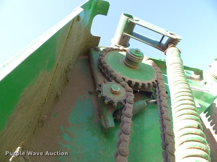 image for item DA4594 John Deere 568 Mega Wide Plus round baler