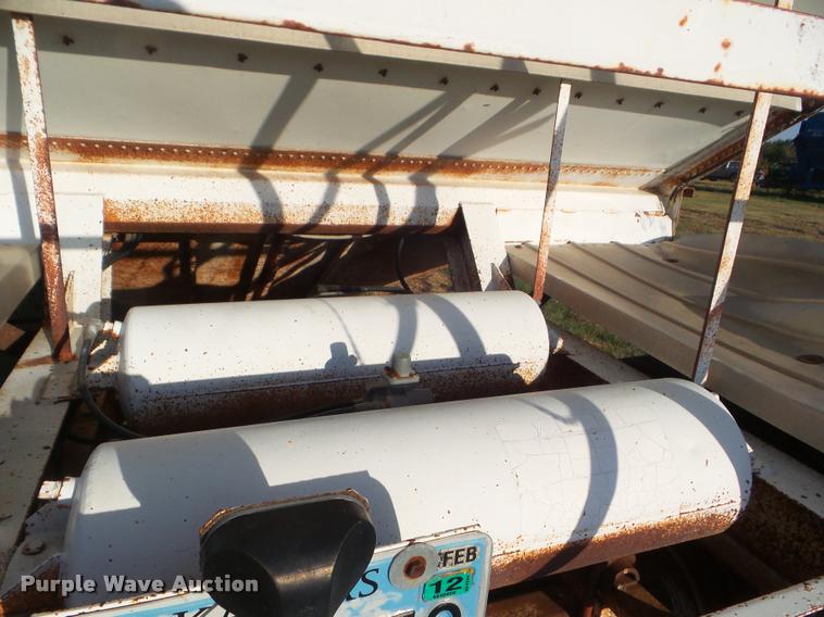 image for item DA4605 1981 Doonan single hopper grain trailer