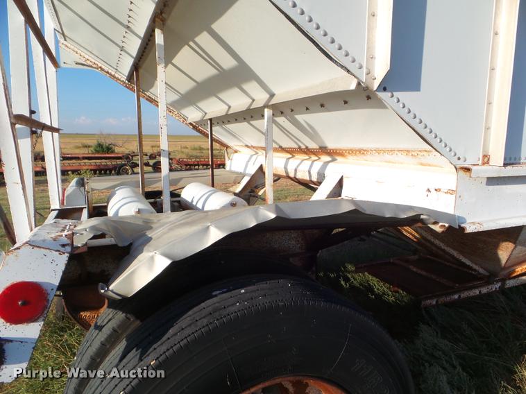 image for item DA4605 1981 Doonan single hopper grain trailer