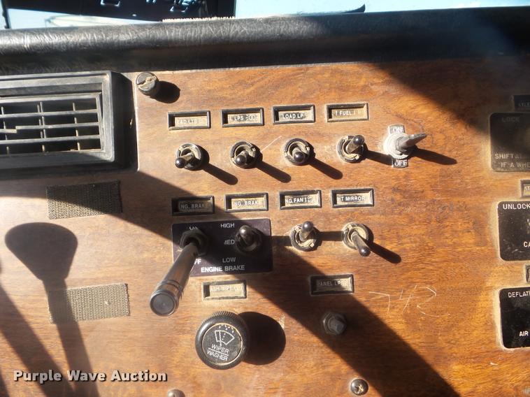 image for item DA4615 1997 Peterbilt 378 semi truck