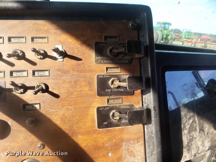 image for item DA4615 1997 Peterbilt 378 semi truck