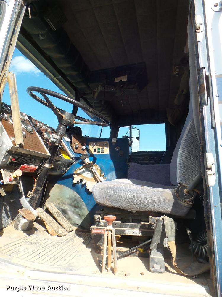 image for item DA4622 1979 Peterbilt 352S86 grain truck