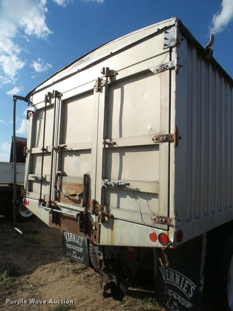 image for item DA4622 1979 Peterbilt 352S86 grain truck