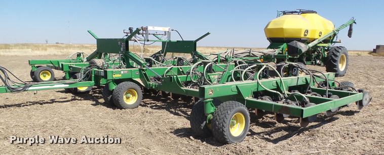 image for item DA4640 2006 John Deere 1895 42' air seeder with John Deere 1910 air commodity cart