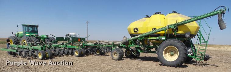image for item DA4640 2006 John Deere 1895 42' air seeder with John Deere 1910 air commodity cart