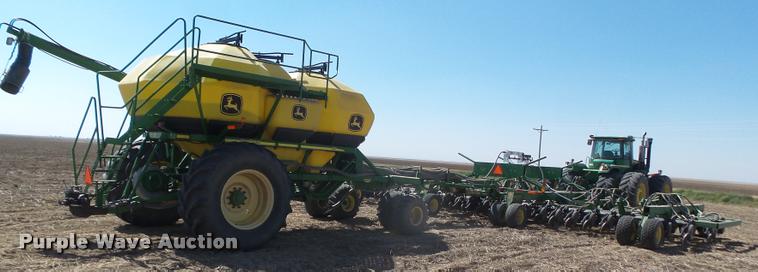 image for item DA4640 2006 John Deere 1895 42' air seeder with John Deere 1910 air commodity cart