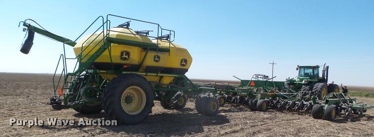 image for item DA4640 2006 John Deere 1895 42' air seeder with John Deere 1910 air commodity cart