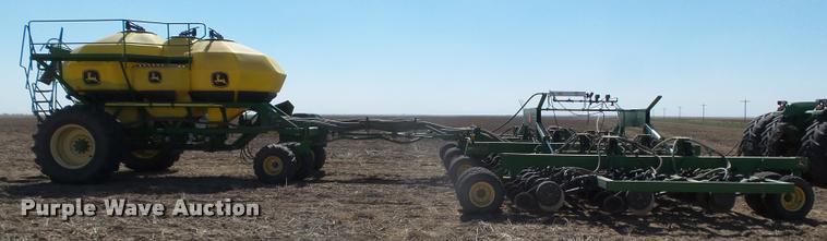 image for item DA4640 2006 John Deere 1895 42' air seeder with John Deere 1910 air commodity cart