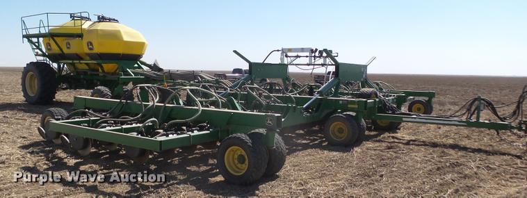 image for item DA4640 2006 John Deere 1895 42' air seeder with John Deere 1910 air commodity cart