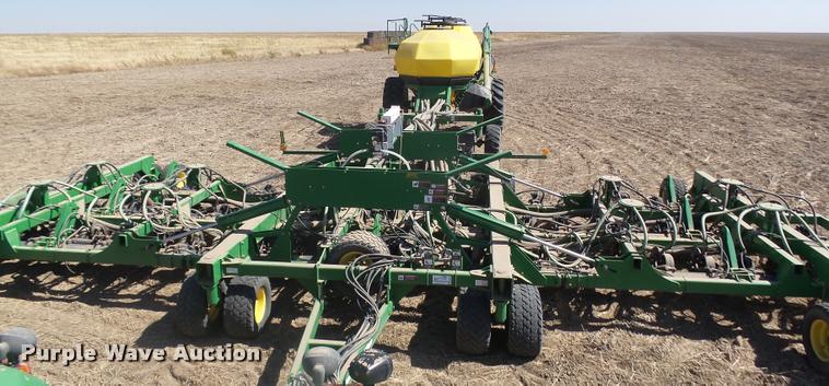 image for item DA4640 2006 John Deere 1895 42' air seeder with John Deere 1910 air commodity cart