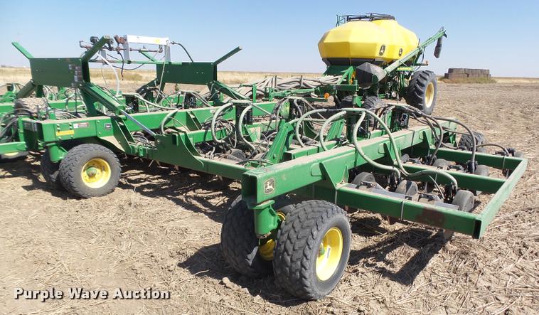 image for item DA4640 2006 John Deere 1895 42' air seeder with John Deere 1910 air commodity cart
