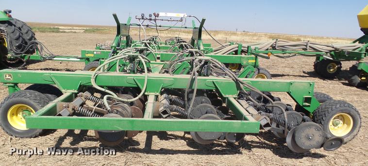 image for item DA4640 2006 John Deere 1895 42' air seeder with John Deere 1910 air commodity cart