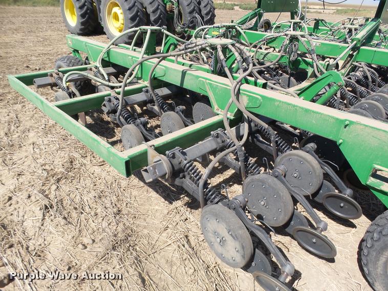 image for item DA4640 2006 John Deere 1895 42' air seeder with John Deere 1910 air commodity cart