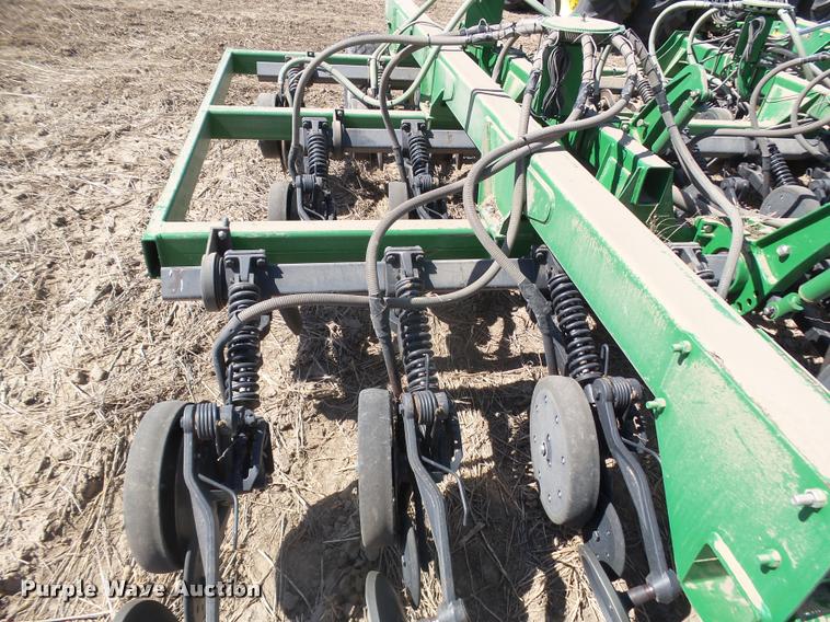 image for item DA4640 2006 John Deere 1895 42' air seeder with John Deere 1910 air commodity cart