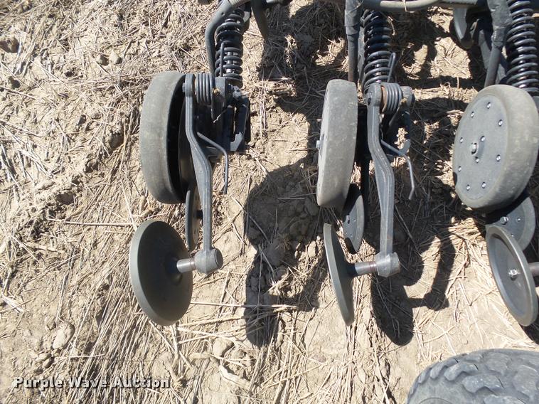 image for item DA4640 2006 John Deere 1895 42' air seeder with John Deere 1910 air commodity cart